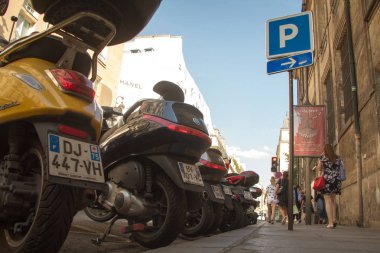 Paris'te bir moda butik önünde Motosiklet park alt görünümü