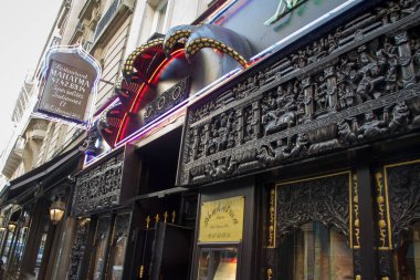 Paris'in orta sokaklarında moda aksesuarları ile alışveriş penceresi