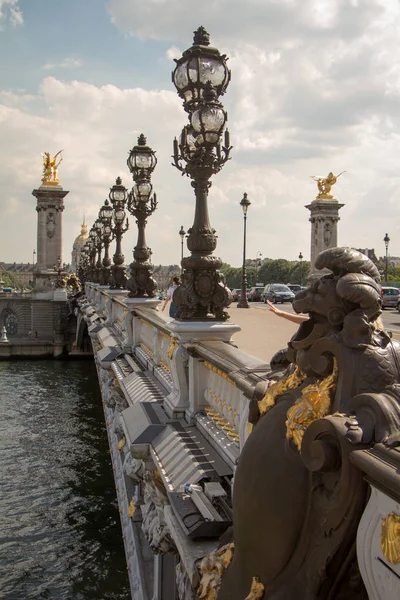 Paris'teki Üçüncü İskender Köprüsü'ndeki mimari unsurların ve heykellerin yakınçekimi — Stok fotoğraf