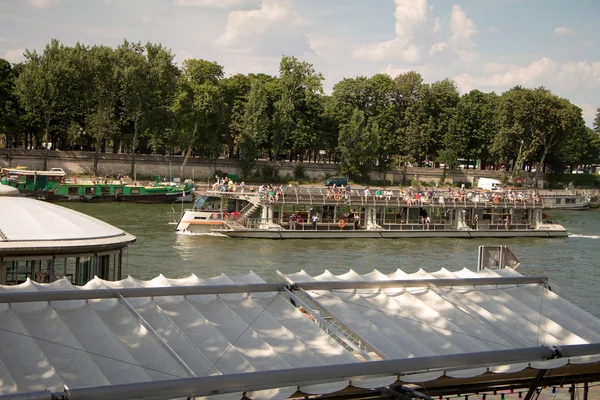 Paris'te bir çalışma turunda Seine yelken turistler ile Gemi — Stok fotoğraf