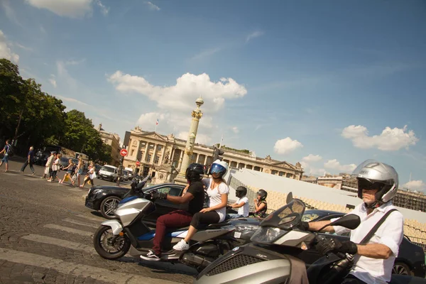 Hareket shot: araba ve motosiklet Paris'te Bastille Günü ve Luxor Dikilitaş standları arasında Place de la Concorde boyunca sürücü — Stok fotoğraf