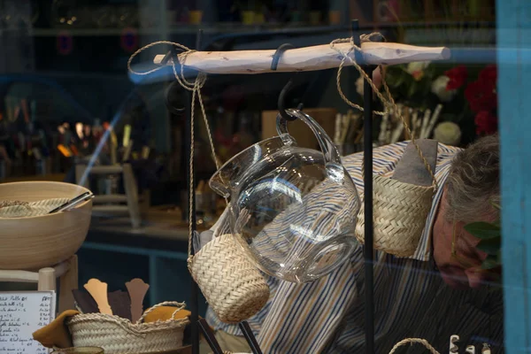 Вітрильне вікно з модними аксесуарами на центральних вулицях Парижа — стокове фото