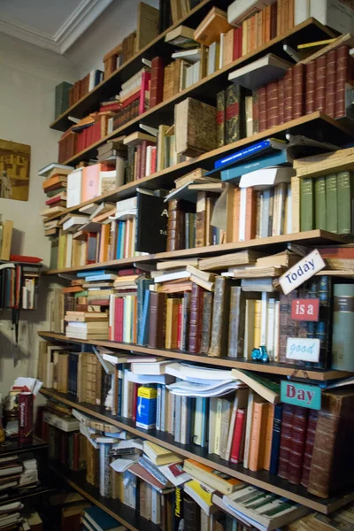 Biblioteca en casa con un gran número de libros en un pequeño apartamento en los suburbios de París — Foto de Stock