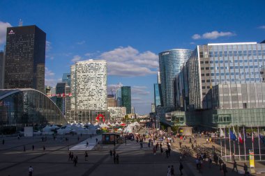 Grande Arche Paris La Defense iş bölgesi gökdelenler ve ofis binaları görünümü