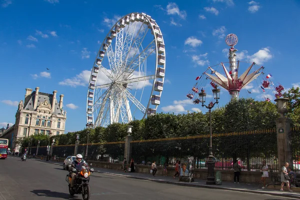 Vista de la noria en el jardín de las Tullerías desde la calle Rivoli en París — Foto de Stock