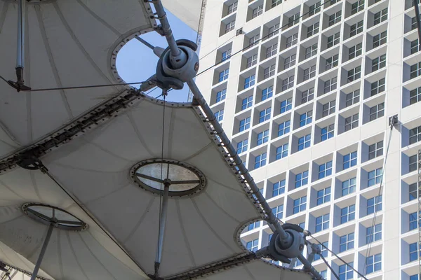 Primer plano de La Grande Arche y objeto nuboso en el distrito de La Defense en París — Foto de Stock