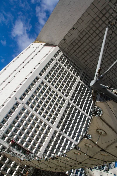 Primer plano de La Grande Arche y objeto nuboso en el distrito de La Defense en París — Foto de Stock