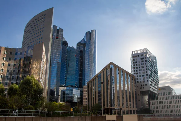 El distrito financiero de París La Defense al atardecer vista de los rascacielos y sus reflexiones — Foto de Stock