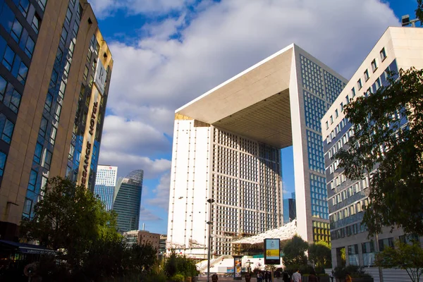 Paris'te La Defense bölgesinde Grande Arche