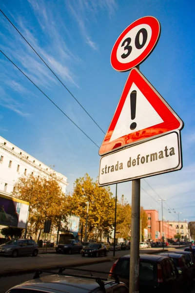 Primer plano en un poste señales de tráfico sobre el límite de velocidad a treinta y una señal de atraer la atención en la carretera en Nápoles, Italia —  Fotos de Stock