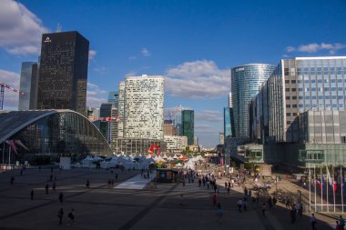 Grande Arche Paris La Defense iş bölgesi gökdelenler ve ofis binaları görünümü