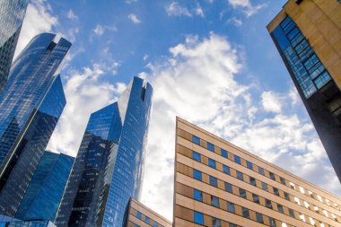 Mavi bulutlu gökyüzüne karşı Paris La Defense iş bölgesinin cam gökdelenler alt görünümü