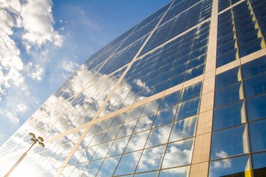 Grande Arche closeup ve Paris La Savunma iş bölgesinde bulutlu gökyüzünün bir yansıması