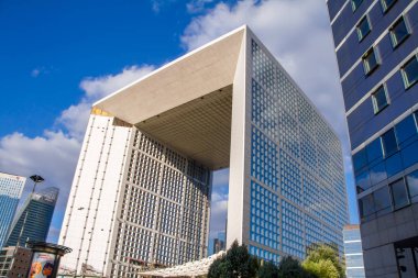 Paris'te La Defense bölgesinde Grande Arche