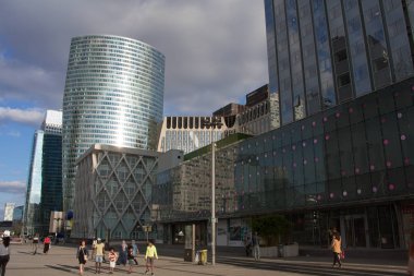 Mavi bulutlu gökyüzüne karşı Paris La Defense iş bölgesinin cam gökdelenler alt görünümü