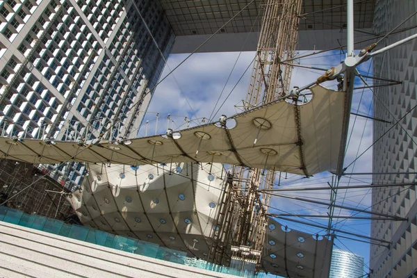 Primer plano de La Grande Arche y objeto nuboso en el distrito de La Defense en París — Foto de Stock