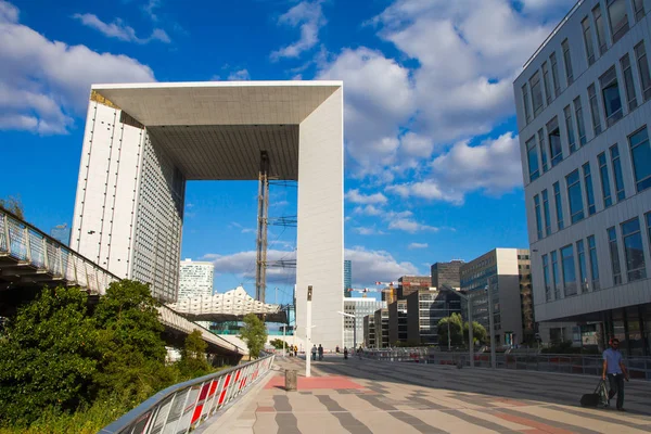 El Grande Arche en el barrio de La Defense en París — Foto de Stock