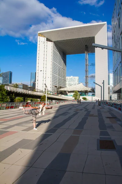 El Grande Arche en el barrio de La Defense en París — Foto de Stock