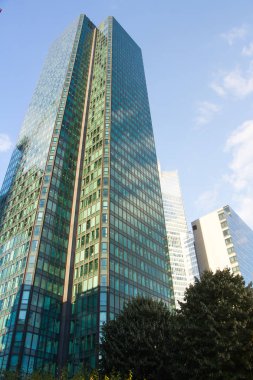 Mavi bulutlu gökyüzüne karşı Paris La Defense iş bölgesinin cam gökdelenler alt görünümü