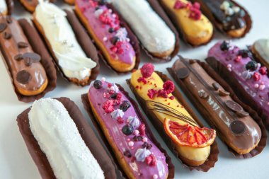 Çeşitli dolgular ve tasarım beyaz bir arka planda izole çeşitli Eclairs seti, Fransız mutfağı kavramı