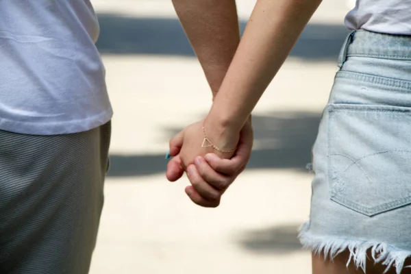 Zbliżenie mężczyzna i kobieta ręka trzyma siebie nawzajem — Zdjęcie stockowe