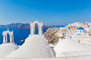 İki çan kuleleri Santorini Adası üzerinde bir uçurumun hemen yanında, Yunanistan