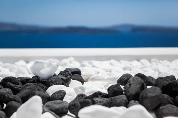 Fehér kő szív alakú, a háttérben a kék tenger és az ég — Stock Fotó