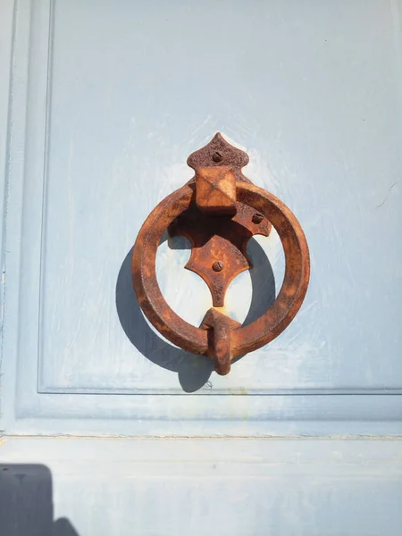 Closeup of Decorative antique Knocker on the Door — Stock Photo, Image