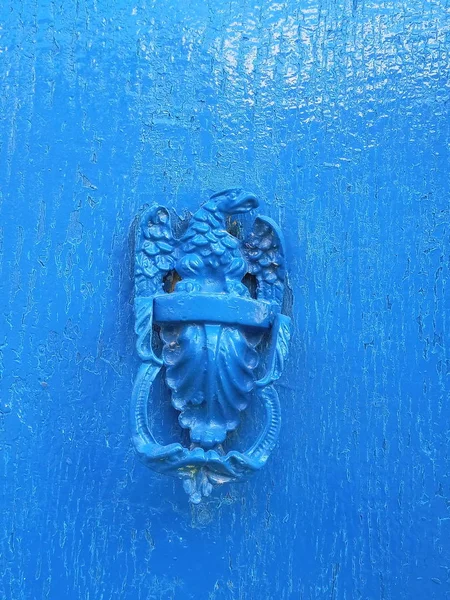 Primo piano di decorativo antico Knocker sulla porta blu scuro — Foto Stock