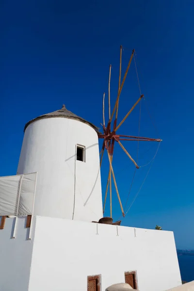 Old White Windmill i Oia över Blue Sky i Santorini, Grekland — Stockfoto