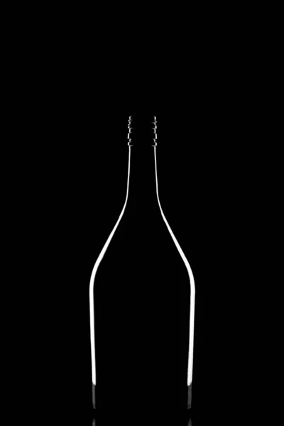 Elegante silueta de elegante botella de vino de corcho negro reflejada y delineada por la luz sobre fondo negro —  Fotos de Stock