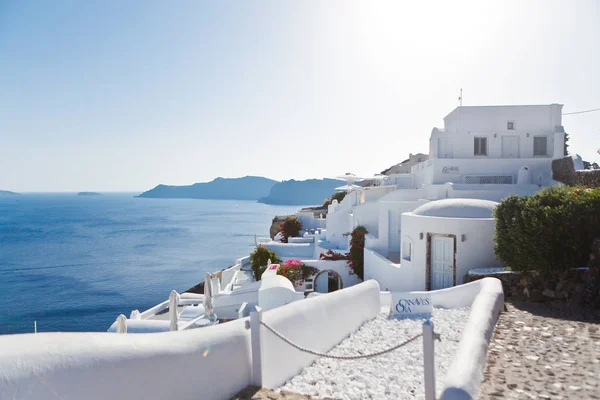 Veduta dell'hotel di lusso e della costa della città di Oia sull'isola di Santorini, Grecia . — Foto Stock