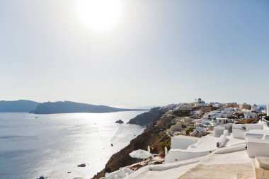 Santorini adasında Oia kasabası, Yunanistan. Caldera üzerinde mavi kubbeli geleneksel beyaz evler ve kiliselerin görünümü