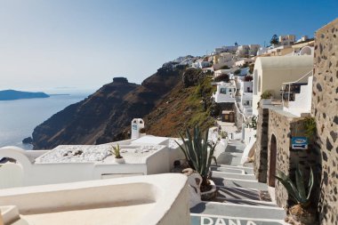 Santorini adasında Oia kasabası, Yunanistan. Caldera üzerinde mavi kubbeli geleneksel beyaz evler ve kiliselerin görünümü