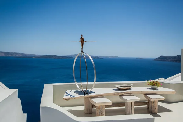 Taras z widokiem na morze i obiekt artystyczny w luksusowym hotelu na wyspie Santorini, Grecja — Zdjęcie stockowe