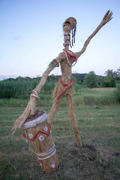 La figura de la paja, la decoración tradicional de las vacaciones eslavas de verano — Foto de Stock