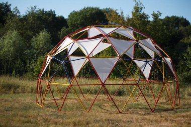 Ormana yakın bir çayırda dinlenmek için kumaş tenteler ile yarı küresel tasarım