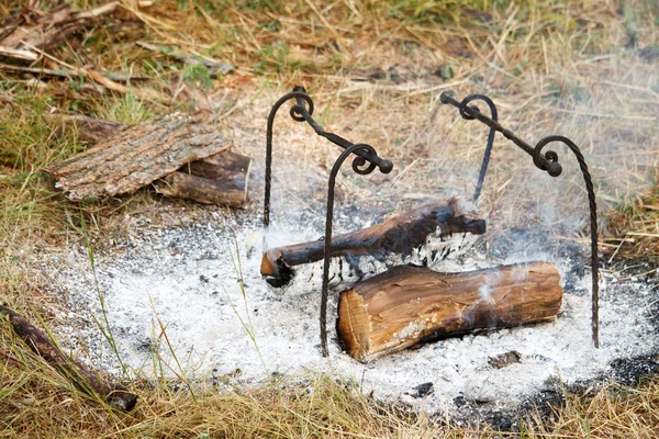 Yemek pişirmek için metal raflar yanında yanmış ahşap ile söndürüldü yangın — Stok fotoğraf