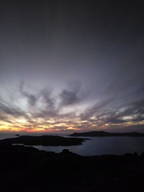 Gece yaz manzara - Santorini adasında deniz kıyısı görünümü, Yunanistan