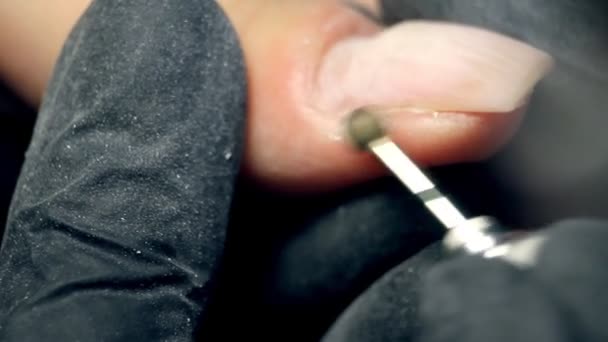 Professionele nagels zorg in proces, schoonheidsspecialist in zwarte handschoenen maken nagels vrouwelijke klant voor een manicure met polygel cover — Stockvideo