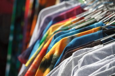 Sokakta askıları asılı çok renkli T-shirt yakın çekim, adil, ikinci el, geri dönüşüm konsepti