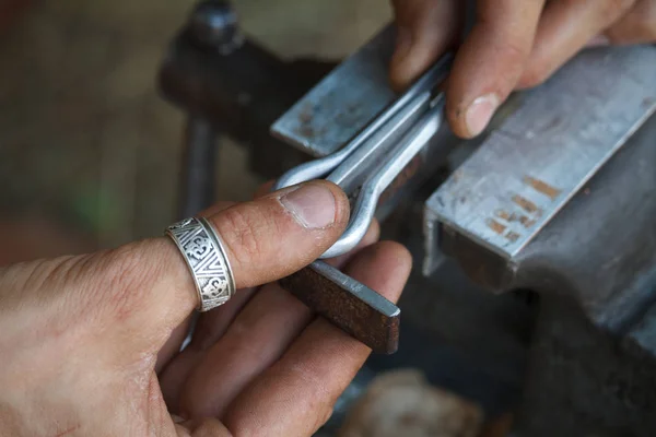 Close-up of a man's hand makes a jaw harps, khomuses, folk musical instruments, selective focus — Stock Photo, Image