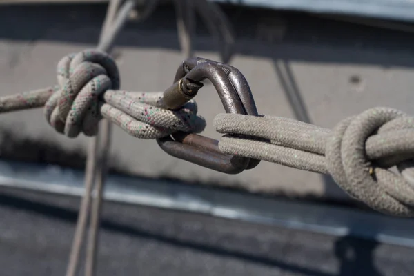Close-up systeem van touwen en karabijnen gemonteerd op het dak voor de industriële klimmer, selectieve focus — Stockfoto
