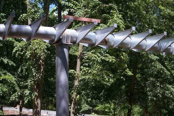 Primer plano de soportes metálicos para la construcción de un puente colgante o viaducto en un parque urbano de descanso — Foto de Stock
