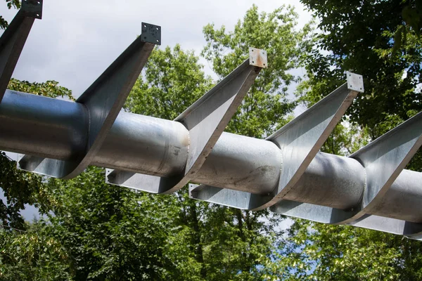 Primer plano de soportes metálicos para la construcción de un puente colgante o viaducto en un parque urbano de descanso — Foto de Stock