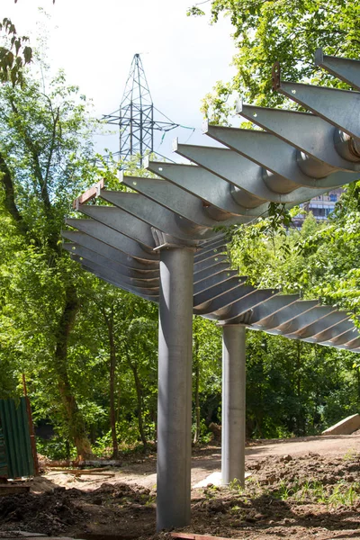 Primer plano de soportes metálicos para la construcción de un puente colgante o viaducto en un parque urbano de descanso — Foto de Stock