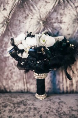 Siyah tonlarında zarif gelin buket siyah tüyleri ile süslenmiş, seçici odak