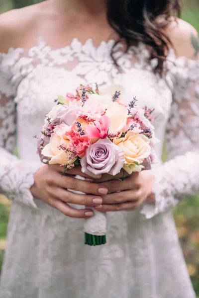 Крупный план свадебный букет весенних розовых и белых цветов на размытом фоне, избирательный фокус — стоковое фото