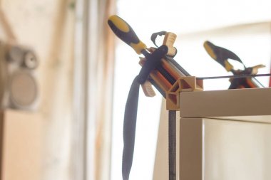 Tutkal ve bir marangürel atölye bulanık arka planda birkaç kelepçeler ile ahşap mobilya sabitleme, seçici odak