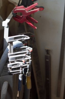 Bir Mobilya dükkanında birkaç farklı kelepçeler yakın çekim, seçici odak